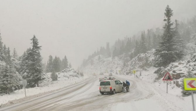 Antalya-Konya karayolunda ulaşım güçlükle sağlanıyor