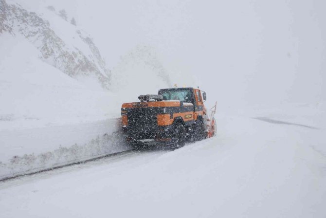 Antalya-Konya karayolunda ulaşım güçlükle sağlanıyor