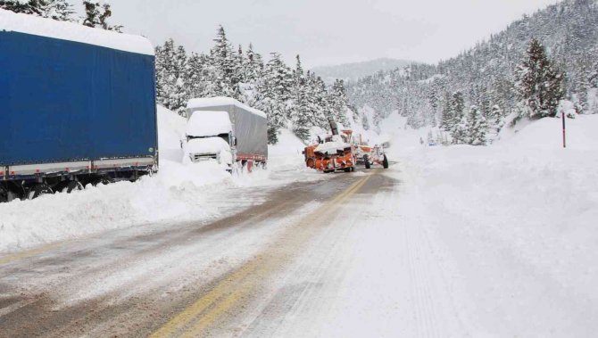 Antalya-Konya karayolunda ulaşım güçlükle sağlanıyor