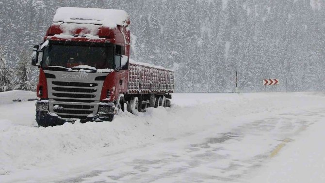 Antalya-Konya karayolunda ulaşım güçlükle sağlanıyor