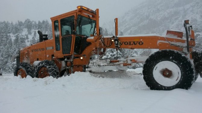 Antalya-Konya karayolunda ulaşım güçlükle sağlanıyor