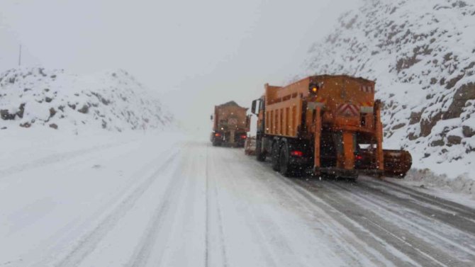 Antalya-Konya karayolunda ulaşım güçlükle sağlanıyor