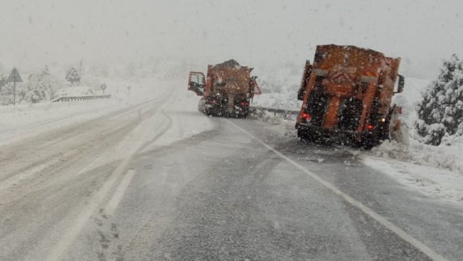 Antalya-Konya karayolunda ulaşım güçlükle sağlanıyor