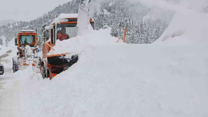Antalya-Konya karayolunda ulaşım güçlükle sağlanıyor