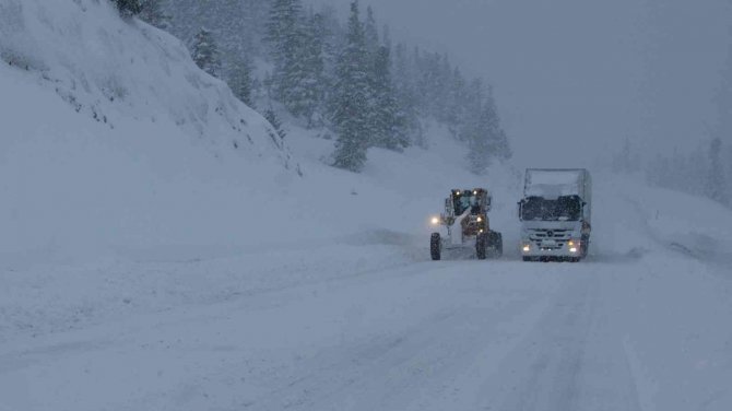 Antalya-Konya karayolunda ulaşım güçlükle sağlanıyor