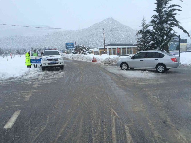 Antalya-Konya karayolunda ulaşım güçlükle sağlanıyor
