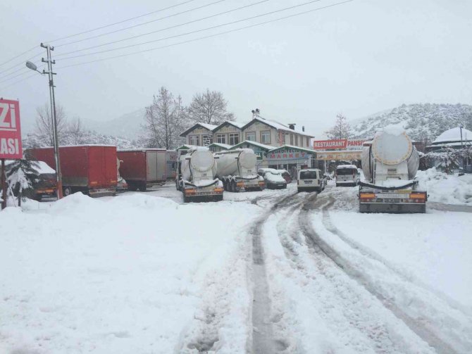 Antalya-Konya karayolunda ulaşım güçlükle sağlanıyor