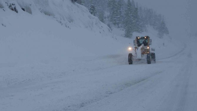 Antalya-Konya karayolunda ulaşım güçlükle sağlanıyor