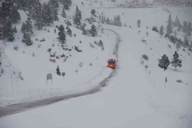 Antalya-Konya karayolunda ulaşım güçlükle sağlanıyor