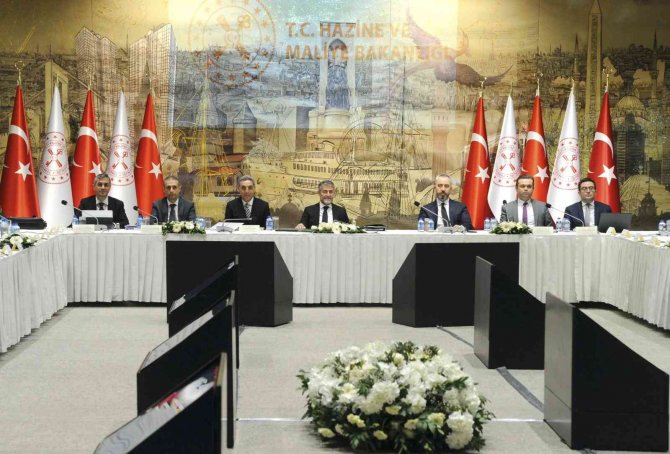 Bakan Nebati akademisyenler ve ekonomistler ile bir araya geldi