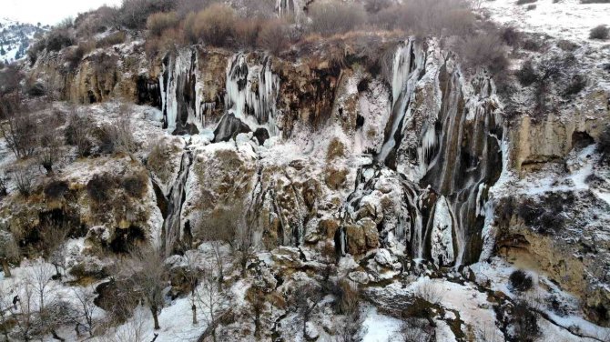Buz tutan Girlevik Şelalesi’nde 2 metrelik buz sarkıtları oluştu