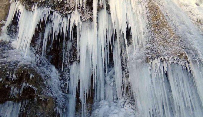 Buz tutan Girlevik Şelalesi’nde 2 metrelik buz sarkıtları oluştu