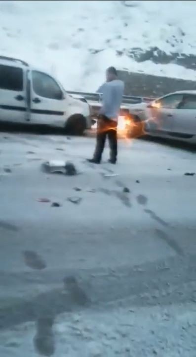 Buzlanan yolda 13 araç birbirine girdi: 3 yaralı