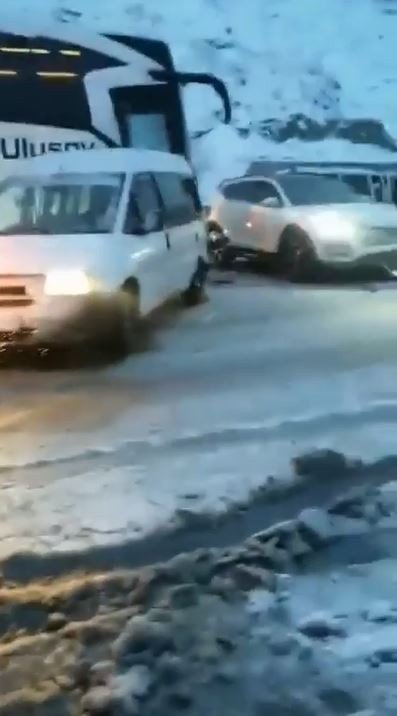 Buzlanan yolda 13 araç birbirine girdi: 3 yaralı