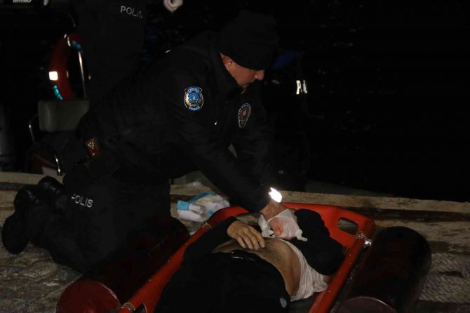 Denizde hareketsiz bulunan genci polislerin hayatta tutma mücadelesi