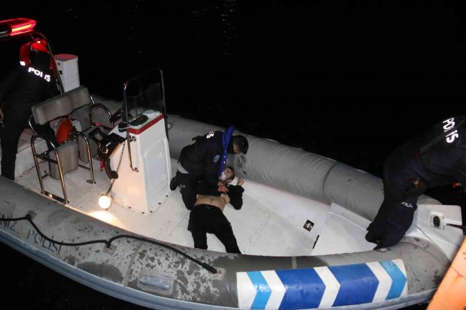 Denizde hareketsiz bulunan genci polislerin hayatta tutma mücadelesi