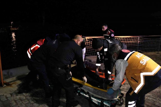 Denizde hareketsiz bulunan genci polislerin hayatta tutma mücadelesi