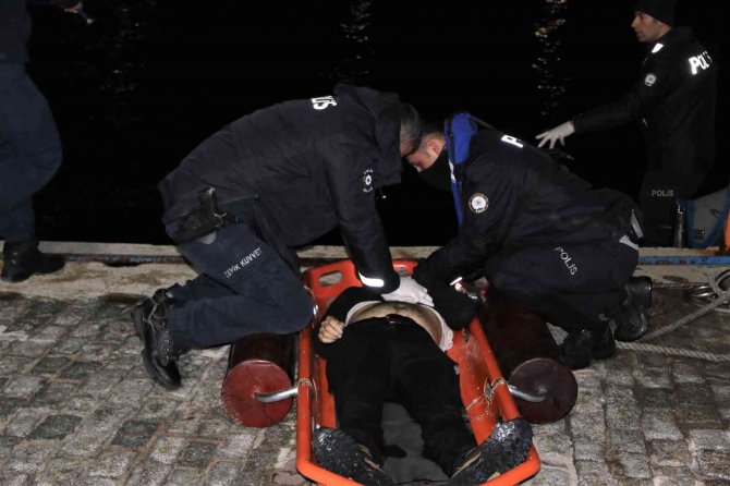 Denizde hareketsiz bulunan genci polislerin hayatta tutma mücadelesi