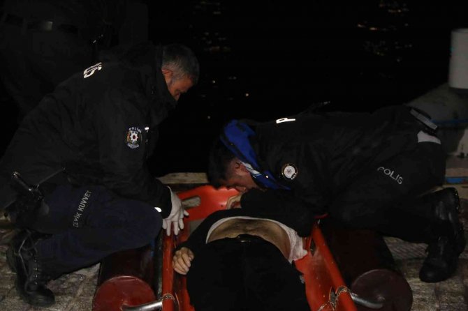 Denizde hareketsiz bulunan genci polislerin hayatta tutma mücadelesi