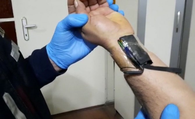 Ehliyet sınavında kopya çekerken yakalandı, üzerinden 6 bin liralık düzenek çıktı