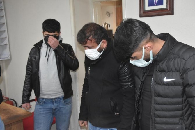Ehliyet sınavında maskeli kopya düzeneği: 3 kişi yakalandı