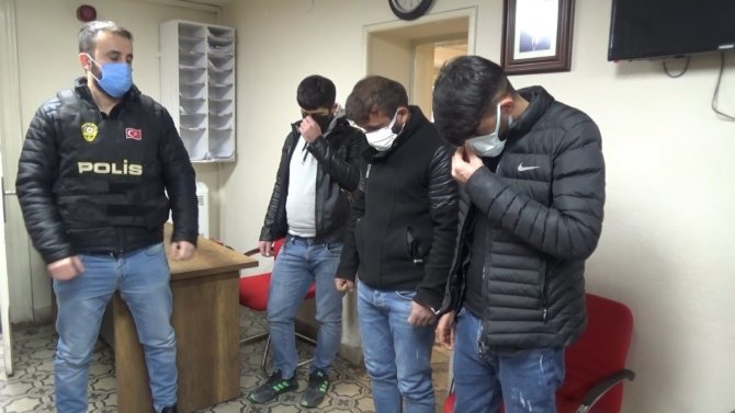 Ehliyet sınavında maskeli kopya düzeneği: 3 kişi yakalandı