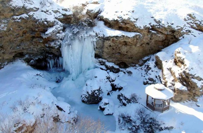 Eksi 20 derecede buz tutan şelale kartpostallık görüntüler oluşturdu