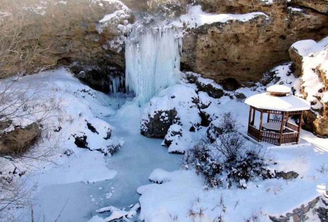 Eksi 20 derecede buz tutan şelale kartpostallık görüntüler oluşturdu