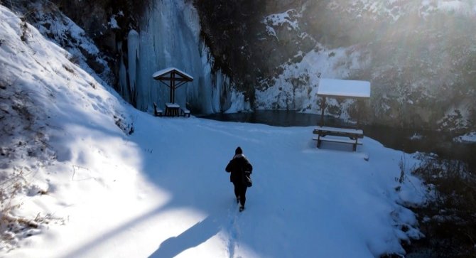Eksi 20 derecede buz tutan şelale kartpostallık görüntüler oluşturdu