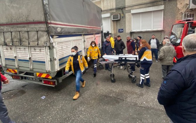Freni patlayan kamyonet eve çarparak durabildi: 3 yaralı