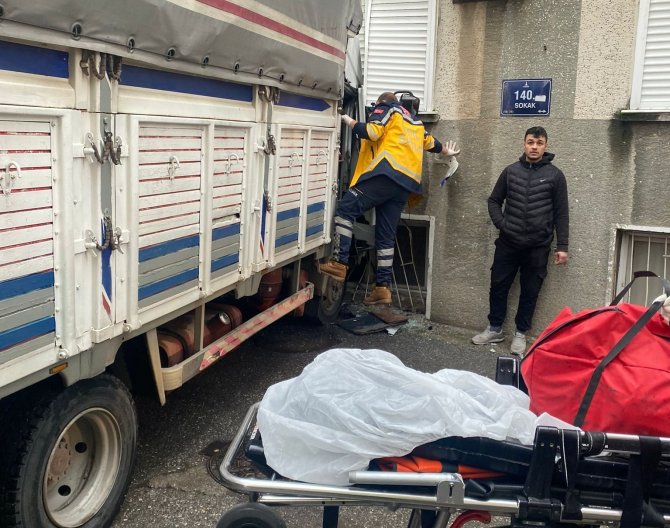 Freni patlayan kamyonet eve çarparak durabildi: 3 yaralı