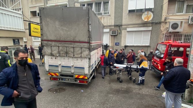 Freni patlayan kamyonet eve çarparak durabildi: 3 yaralı