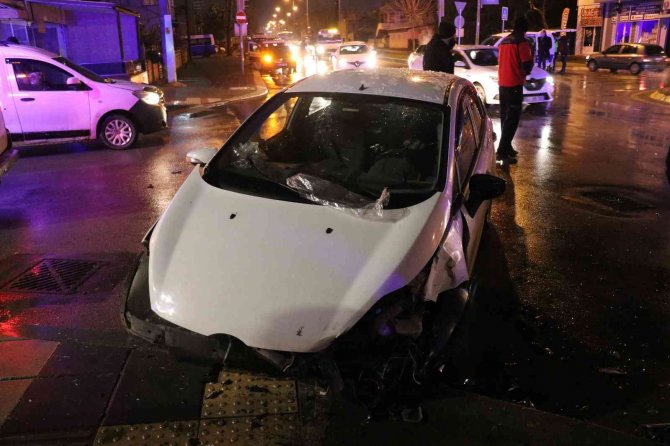 İki otomobil kavşakta çarpıştı: 4 yaralı