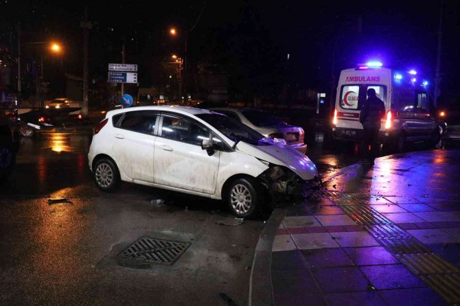 İki otomobil kavşakta çarpıştı: 4 yaralı