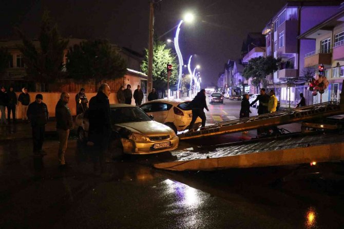 İki otomobil kavşakta çarpıştı: 4 yaralı