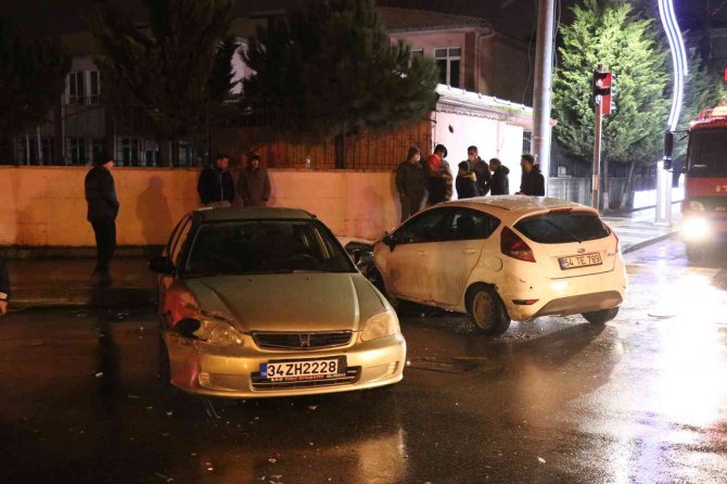 İki otomobil kavşakta çarpıştı: 4 yaralı