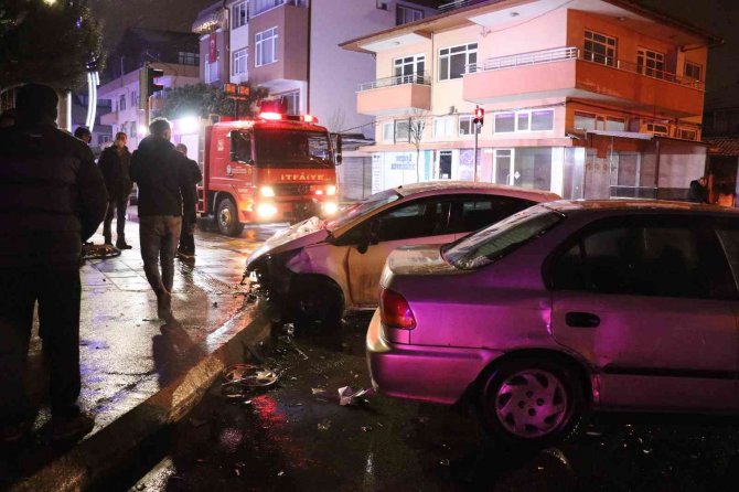 İki otomobil kavşakta çarpıştı: 4 yaralı