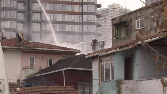 Kadıköy’de hurdalıkta çıkan yangın 2 binaya sıçradı