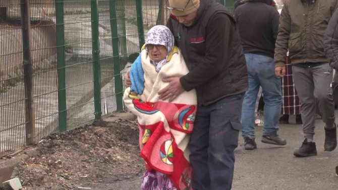 Kadıköy’de hurdalıkta çıkan yangın 2 binaya sıçradı