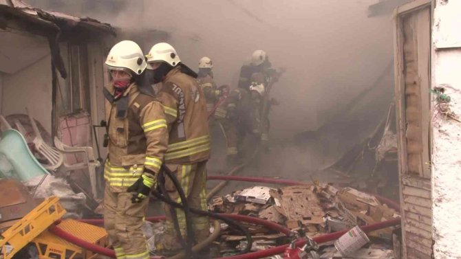 Kadıköy’de hurdalıkta çıkan yangın 2 binaya sıçradı