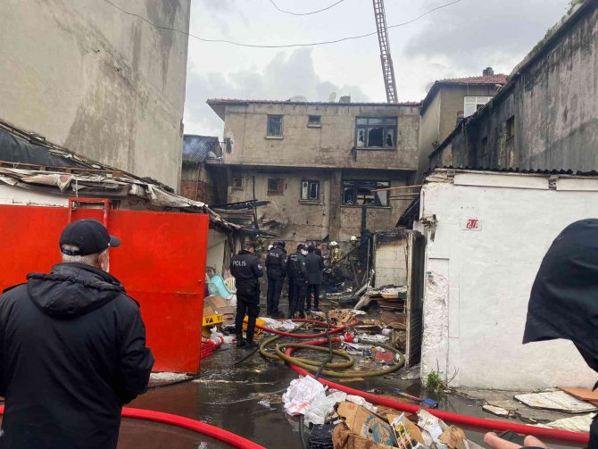Kadıköy’de hurdalıkta çıkan yangın 2 binaya sıçradı