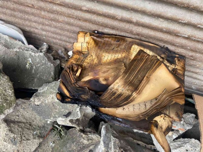 Kadıköy’de hurdalıkta çıkan yangın 2 binaya sıçradı