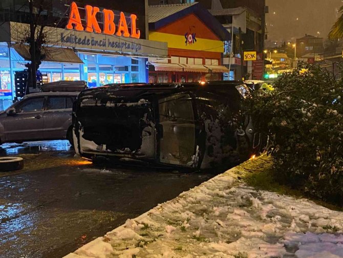 Kar yağışı nedeniyle kontrolden çıkan cip refüje çarparak ters döndü