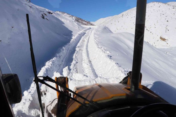 Kar yolları kapattı, kalp hastası kadın ekiplerce kurtarıldı