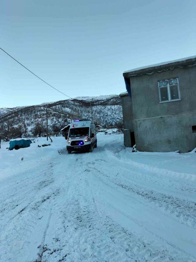 Kar yolları kapattı, kalp hastası kadın ekiplerce kurtarıldı