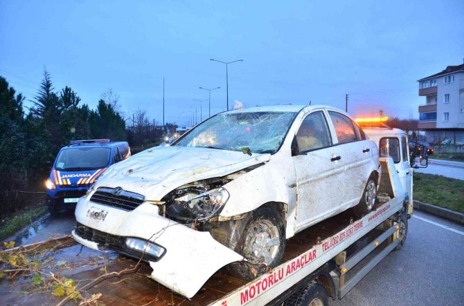 Köpeğe çarpmamak için direksiyonu kırınca takla attı: 4 yaralı