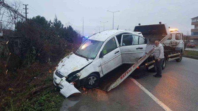 Köpeğe çarpmamak için direksiyonu kırınca takla attı: 4 yaralı