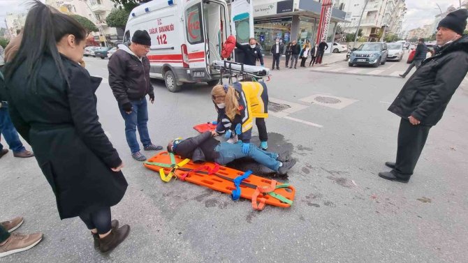 Otomobil ile motosiklet kavşakta çarpıştı: 1 yaralı