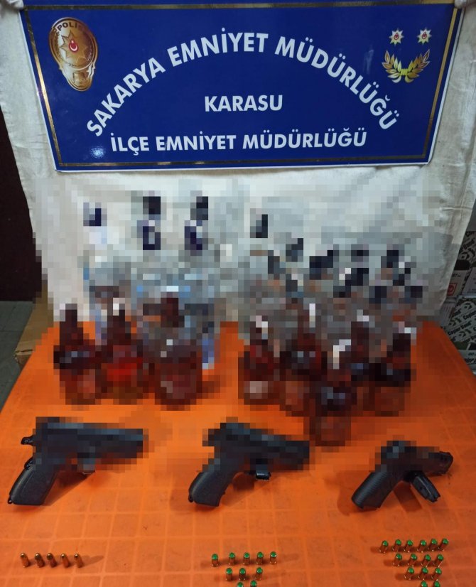 Polis yaptığı baskında çok sayıda kaçak içki ele geçirdi