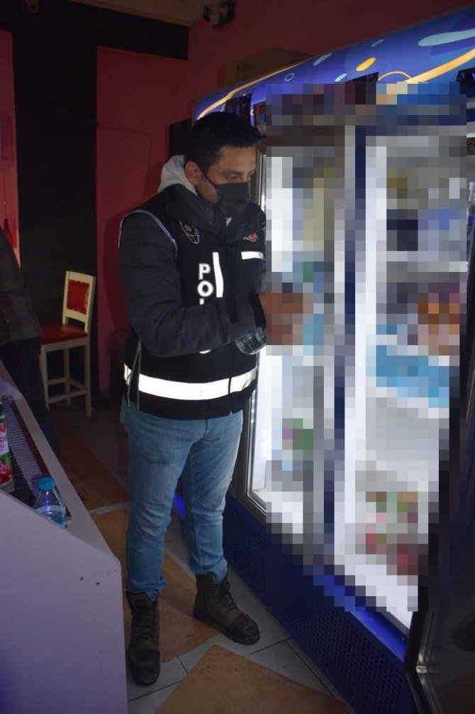 Polis yaptığı baskında çok sayıda kaçak içki ele geçirdi